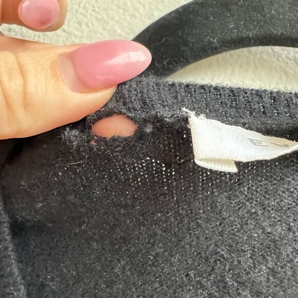 Everlane 100% Cashmere Black V Neck Pullover Classic Sweater Size Small - Picture 5 of 10